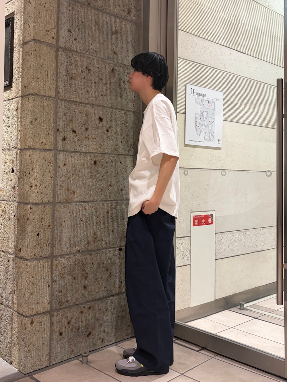 ブルー系のその他パンツ、ホワイト系のTシャツ/カットソー、ブラック系のスニーカーを着用したメンズの春コーディネートの3枚目の写真
