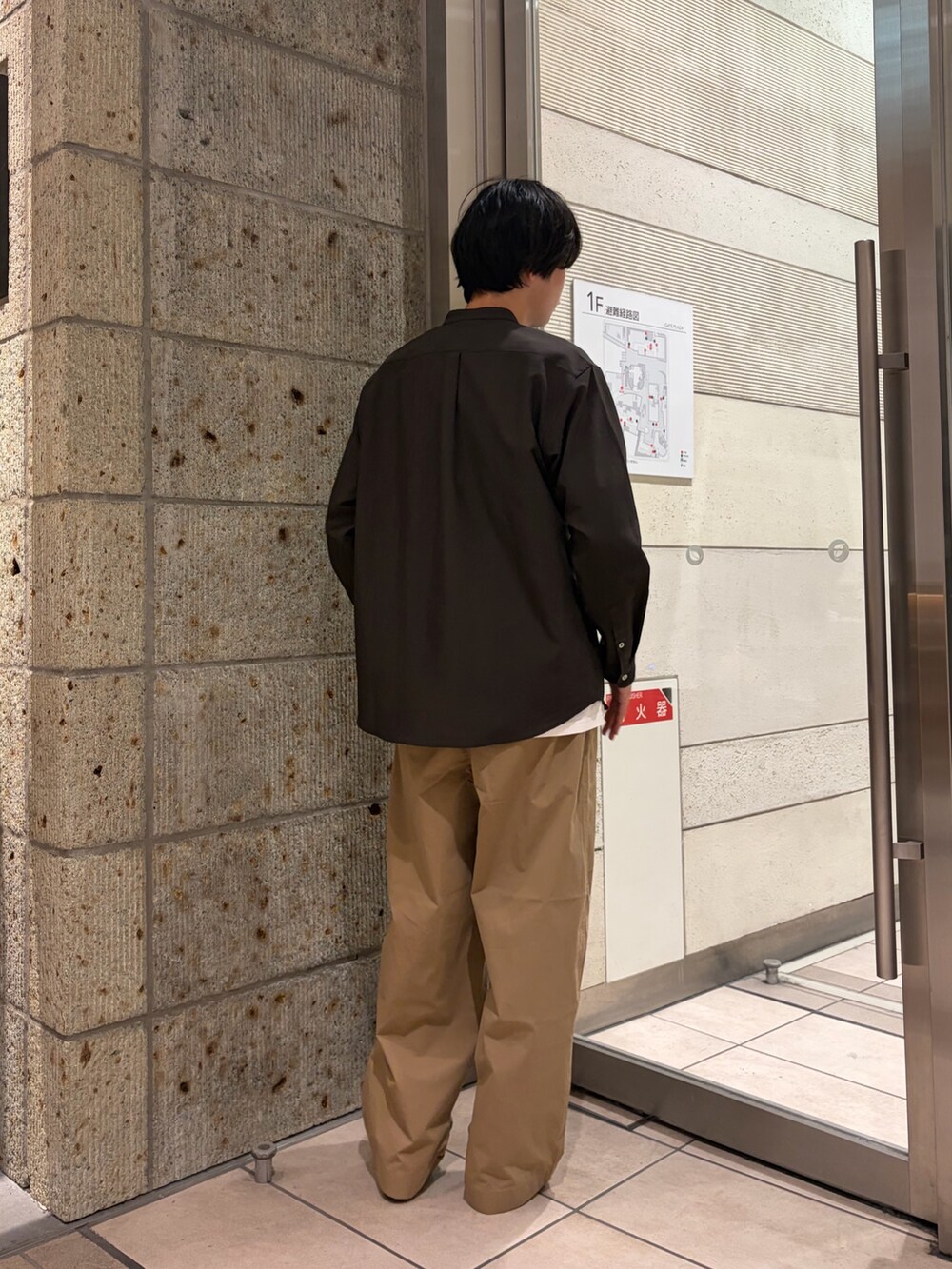 ベージュ系のその他パンツ、ホワイト系のTシャツ/カットソー、ブラウン系のシャツ/ブラウスを着用したメンズの春コーディネートの4枚目の写真