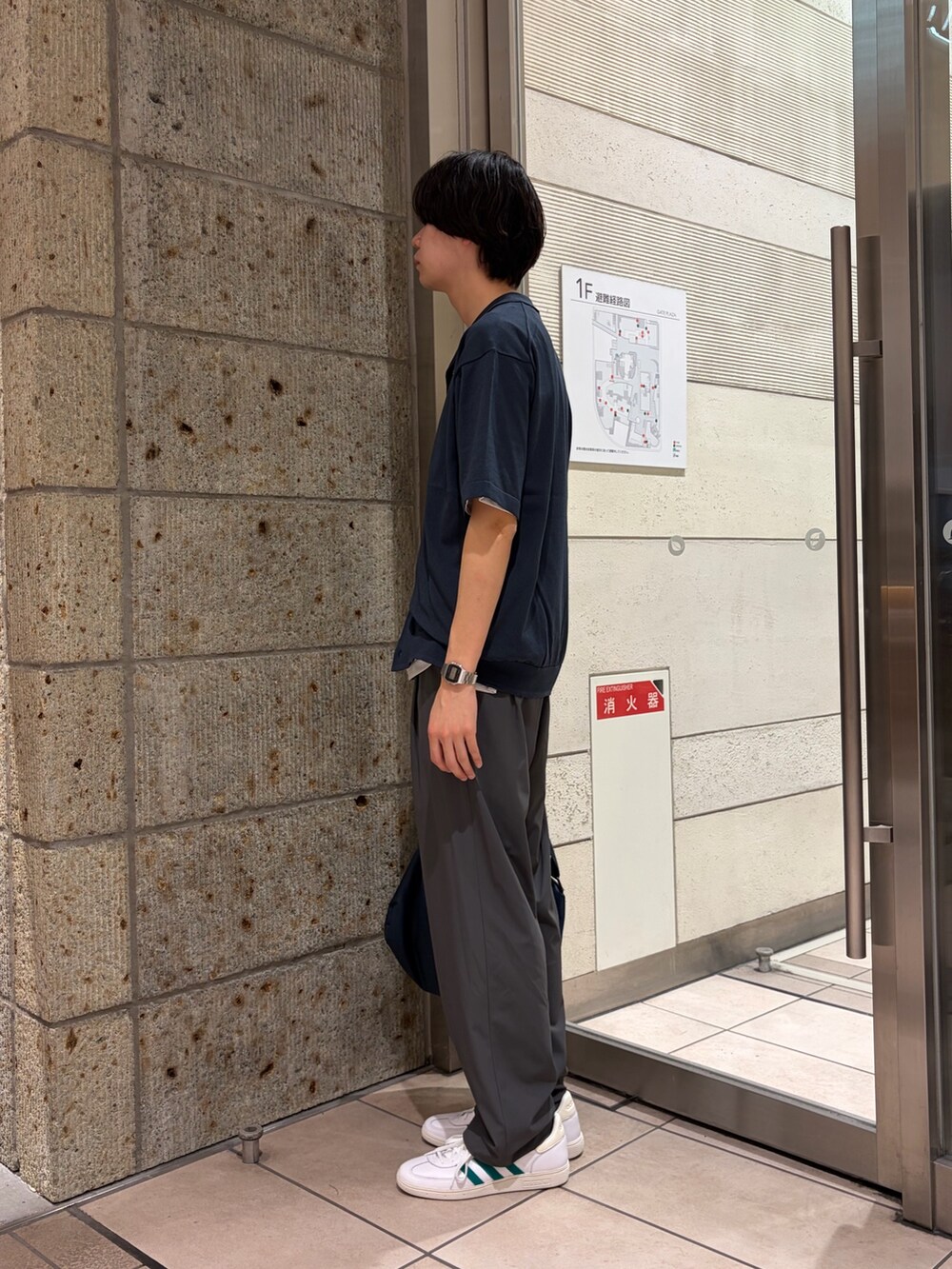 ブルー系のカーディガン/ボレロ、ホワイト系のTシャツ/カットソー、ブルー系のショルダーバッグを着用したメンズの春コーディネートの5枚目の写真