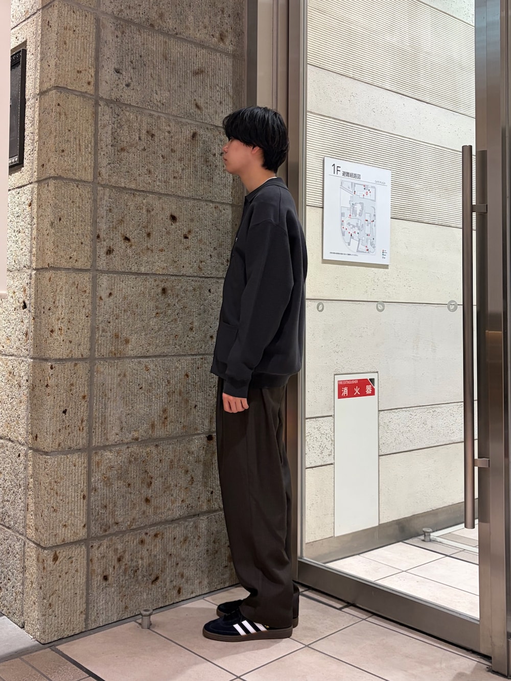 グレー系のカーディガン/ボレロ、グレー系のTシャツ/カットソー、ブラウン系のその他パンツを着用したメンズの春コーディネートの4枚目の写真