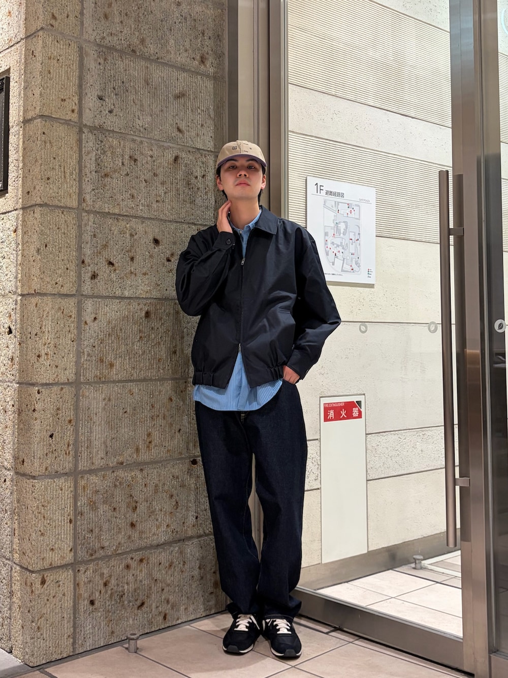 ブルー系のブルゾン、ブルー系のシャツ/ブラウス、ブルー系のデニムパンツを着用したメンズの冬コーディネートの2枚目の写真