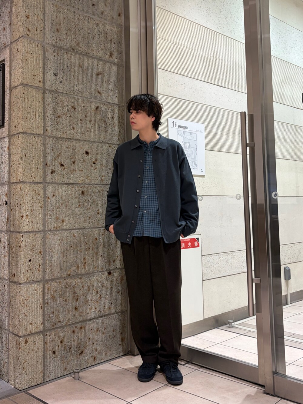 グリーン系のカーディガン/ボレロ、その他のシャツ/ブラウス、ブラック系のその他パンツを着用したメンズの冬コーディネートの2枚目の写真