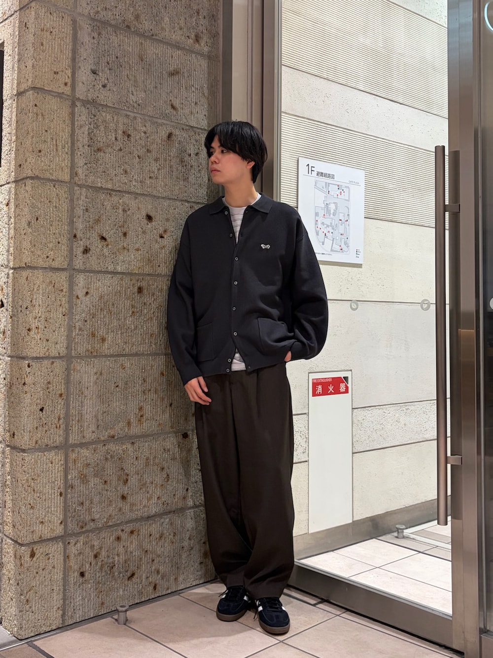 グレー系のカーディガン/ボレロ、グレー系のTシャツ/カットソー、ブラウン系のその他パンツを着用したメンズの春コーディネートの2枚目の写真