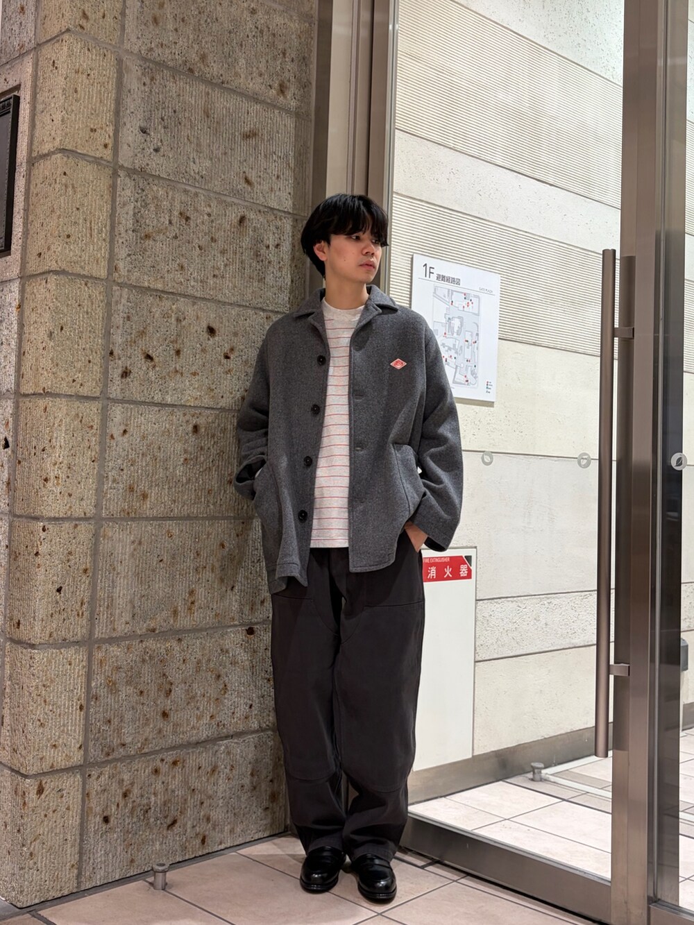 グレー系のテーラードジャケット、レッド系のTシャツ/カットソー、グレー系のその他パンツを着用したメンズの冬コーディネートの4枚目の写真