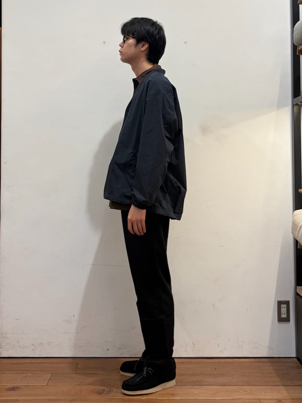 ブルー系のカーディガン/ボレロ、ブラウン系のシャツ/ブラウス、ブラック系のその他パンツを着用したメンズの秋コーディネートの2枚目の写真