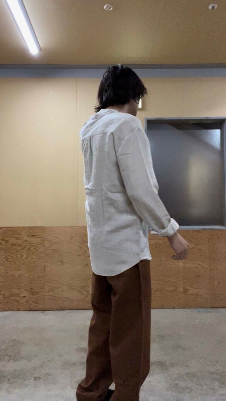 ブラウン系のデニムパンツ、ホワイト系のシャツ/ブラウス、ブラック系のスニーカーを着用したメンズの夏コーディネートの2枚目の写真
