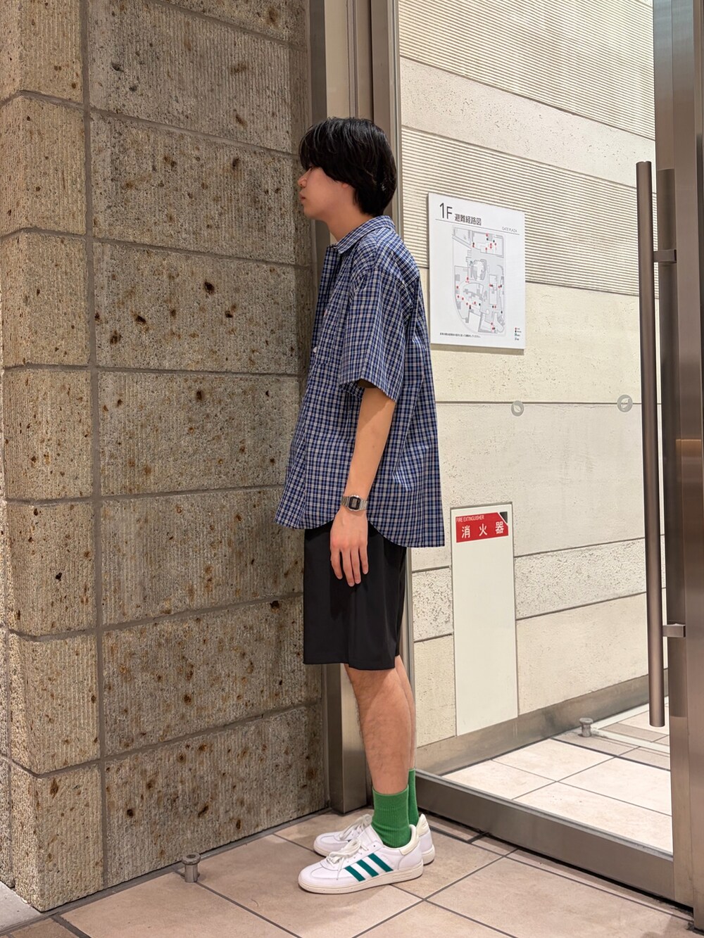 ブルー系のシャツ/ブラウス、ブラウン系のニット/セーター、ホワイト系のTシャツ/カットソーを着用したメンズの春コーディネートの3枚目の写真