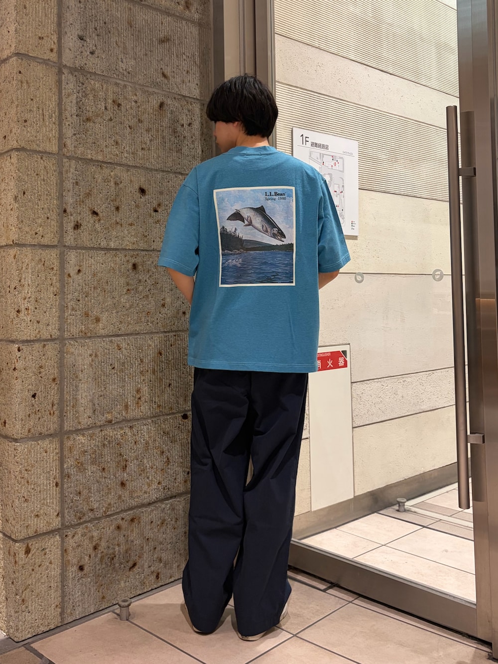 グリーン系のTシャツ/カットソー、ブルー系のその他パンツ、ブラウン系のスニーカーを着用したメンズの春コーディネートの5枚目の写真