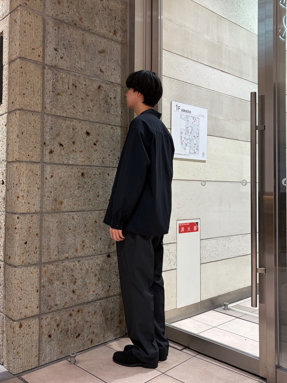 ブルー系のカバーオール、ホワイト系のTシャツ/カットソー、グレー系のその他パンツを着用したメンズの春コーディネートの4枚目の写真