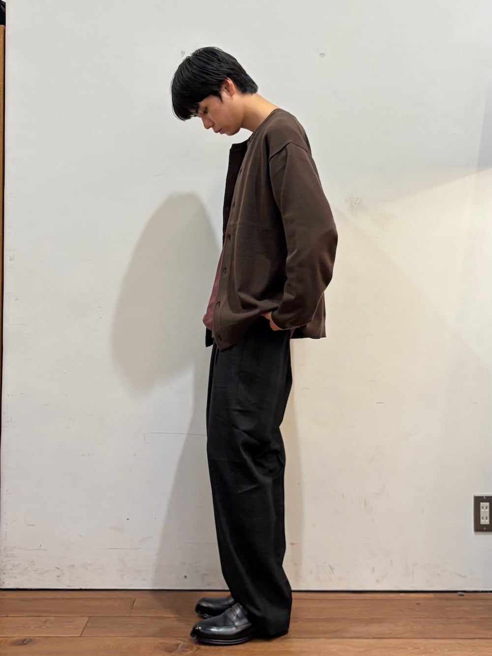 ブラウン系のカーディガン/ボレロ、その他のその他パンツ、ブラック系のドレスシューズを着用したメンズの秋コーディネートの2枚目の写真