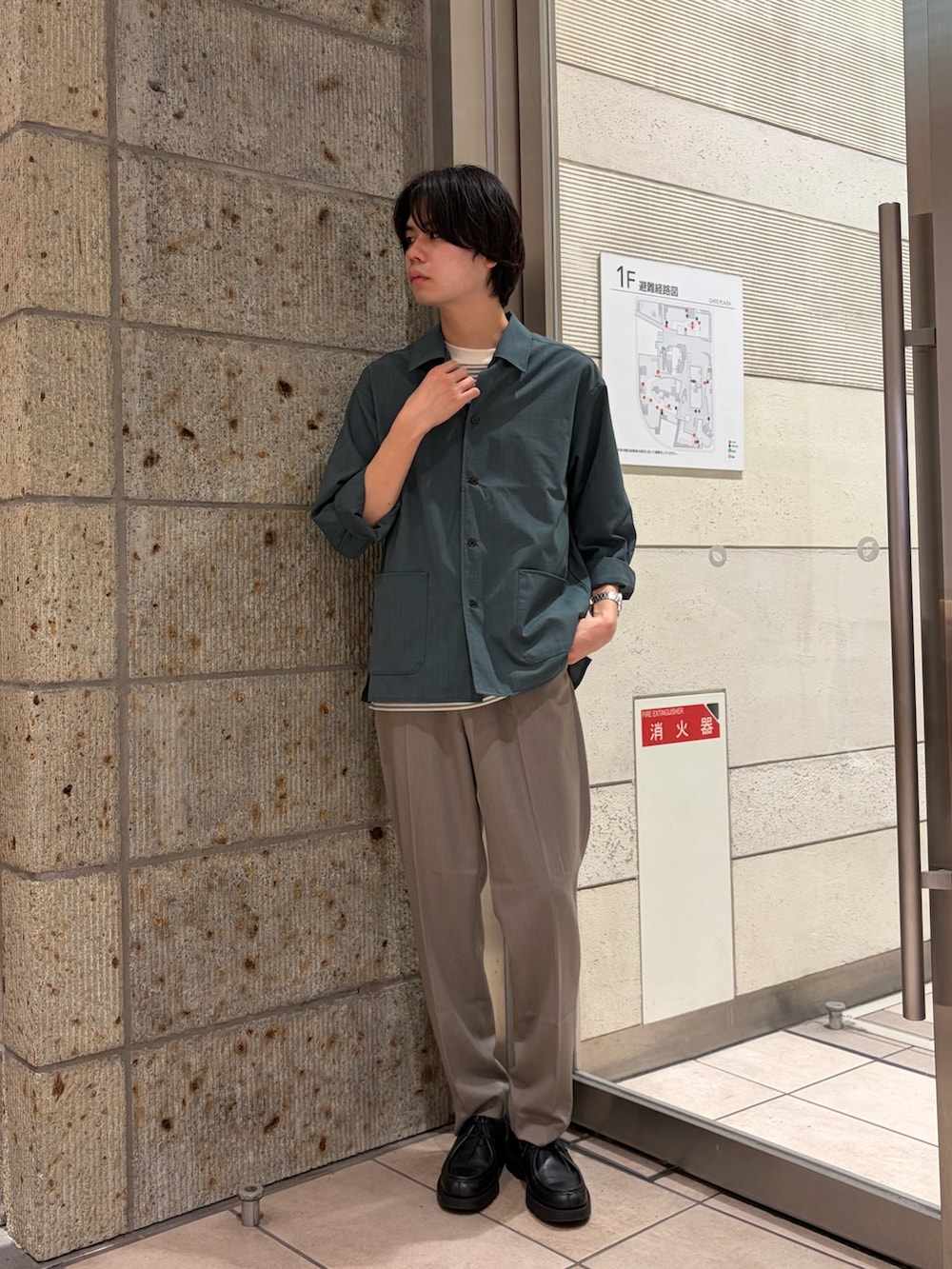 グリーン系のカバーオール、ベージュ系のその他パンツ、ブラック系のドレスシューズを着用したメンズの春コーディネートの2枚目の写真