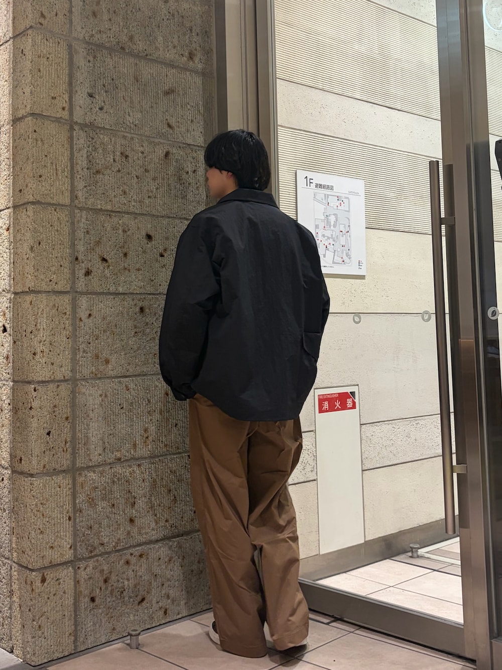 ブラック系のナイロンジャケット、ブルー系のデニムジャケット、イエロー系のTシャツ/カットソーを着用したメンズの春コーディネートの5枚目の写真