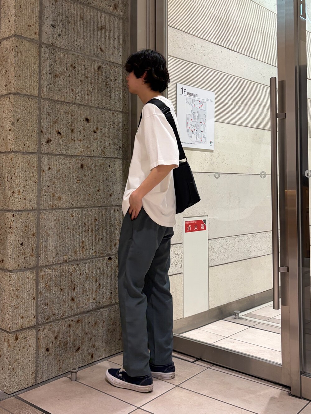 ブルー系のその他パンツ、ホワイト系のTシャツ/カットソー、ブラック系のショルダーバッグを着用したメンズの夏コーディネートの2枚目の写真