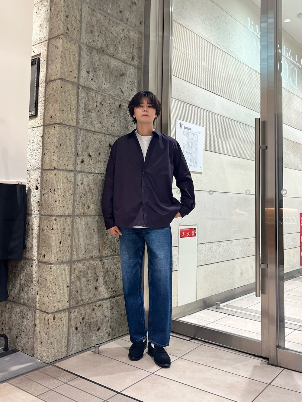 グレー系のTシャツ/カットソー、ブルー系のデニムパンツ、ブラック系のドレスシューズを着用したメンズの秋コーディネートの2枚目の写真