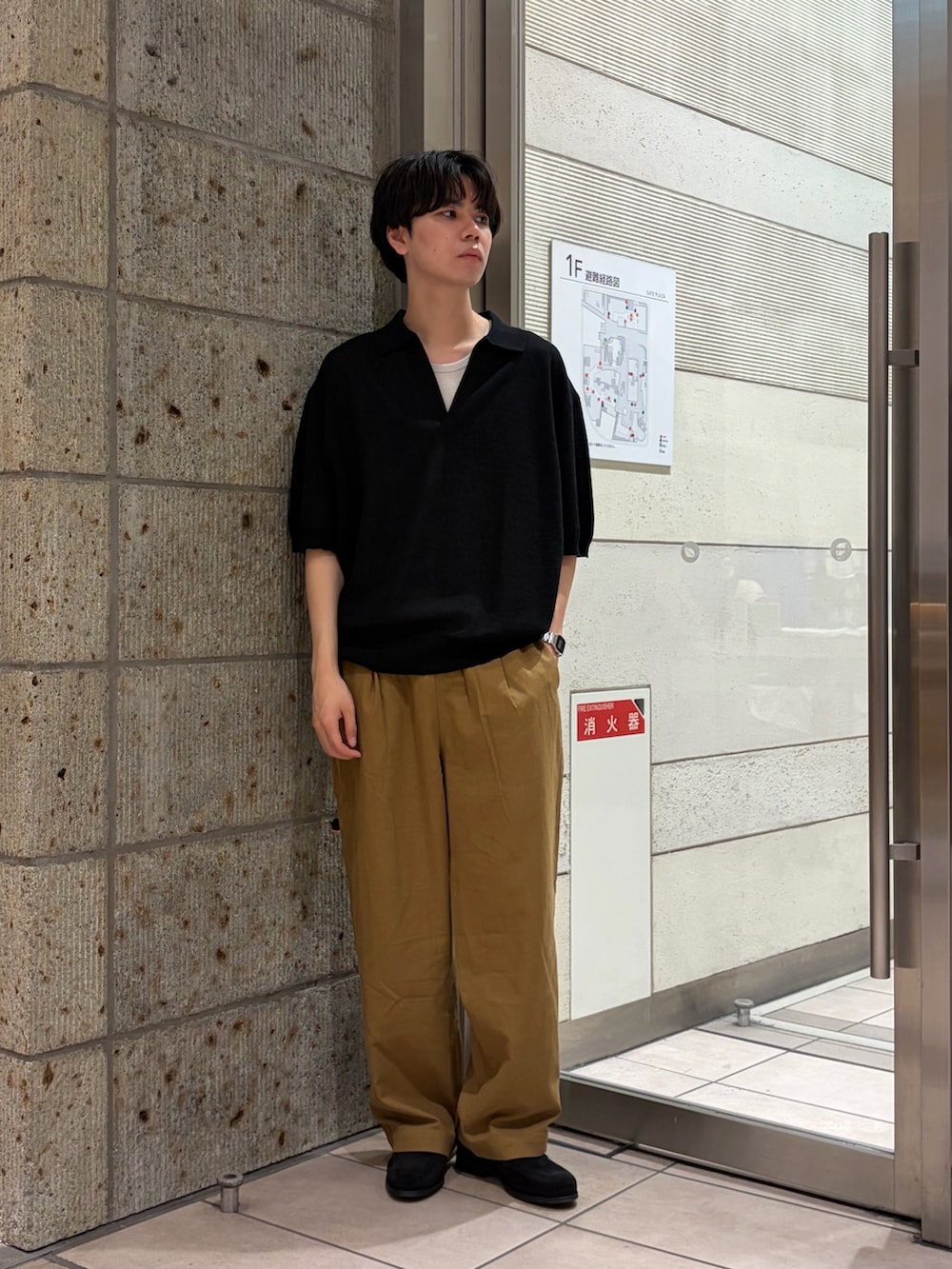 ブラック系のニット/セーター、ベージュ系のその他パンツ、ブラック系のドレスシューズを着用したメンズの夏コーディネートの2枚目の写真