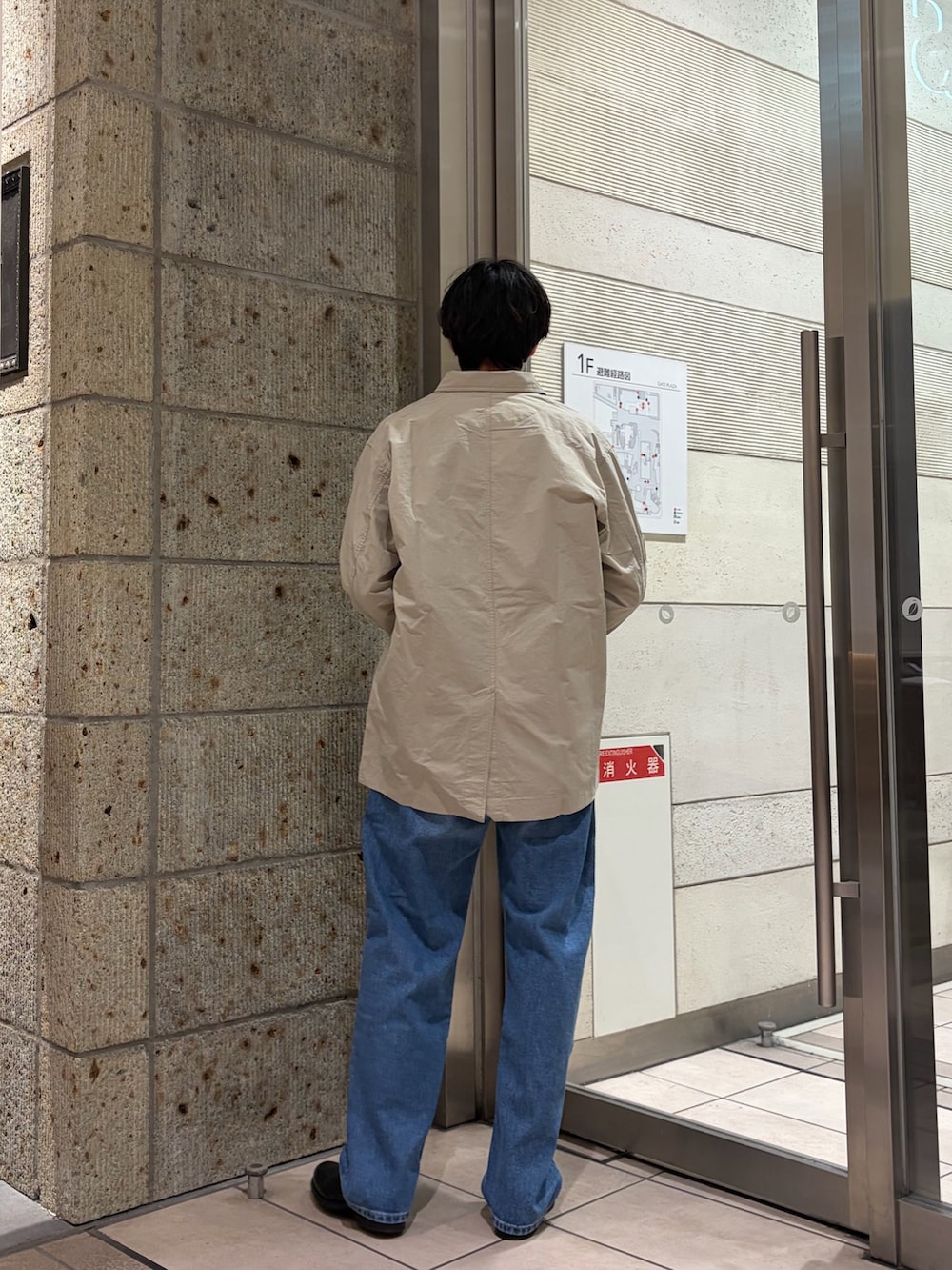 グレー系のカバーオール、ブラウン系のカーディガン/ボレロ、グレー系のTシャツ/カットソーを着用したメンズの冬コーディネートの3枚目の写真