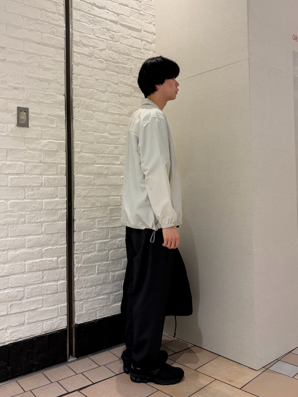 ホワイト系のその他アウター、ブルー系のTシャツ/カットソー、グレー系のその他パンツを着用したメンズの春コーディネートの4枚目の写真