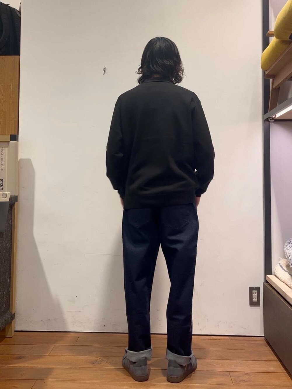 ブルー系のデニムパンツ、グレー系のその他アウター、ブラック系のポロシャツを着用したメンズの冬コーディネートの5枚目の写真