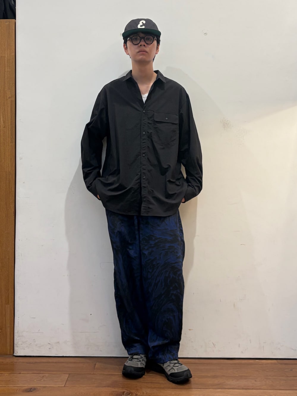 ブラック系のシャツ/ブラウス、ブルー系のその他パンツ、グレー系のスニーカーを着用したメンズの秋コーディネートの3枚目の写真