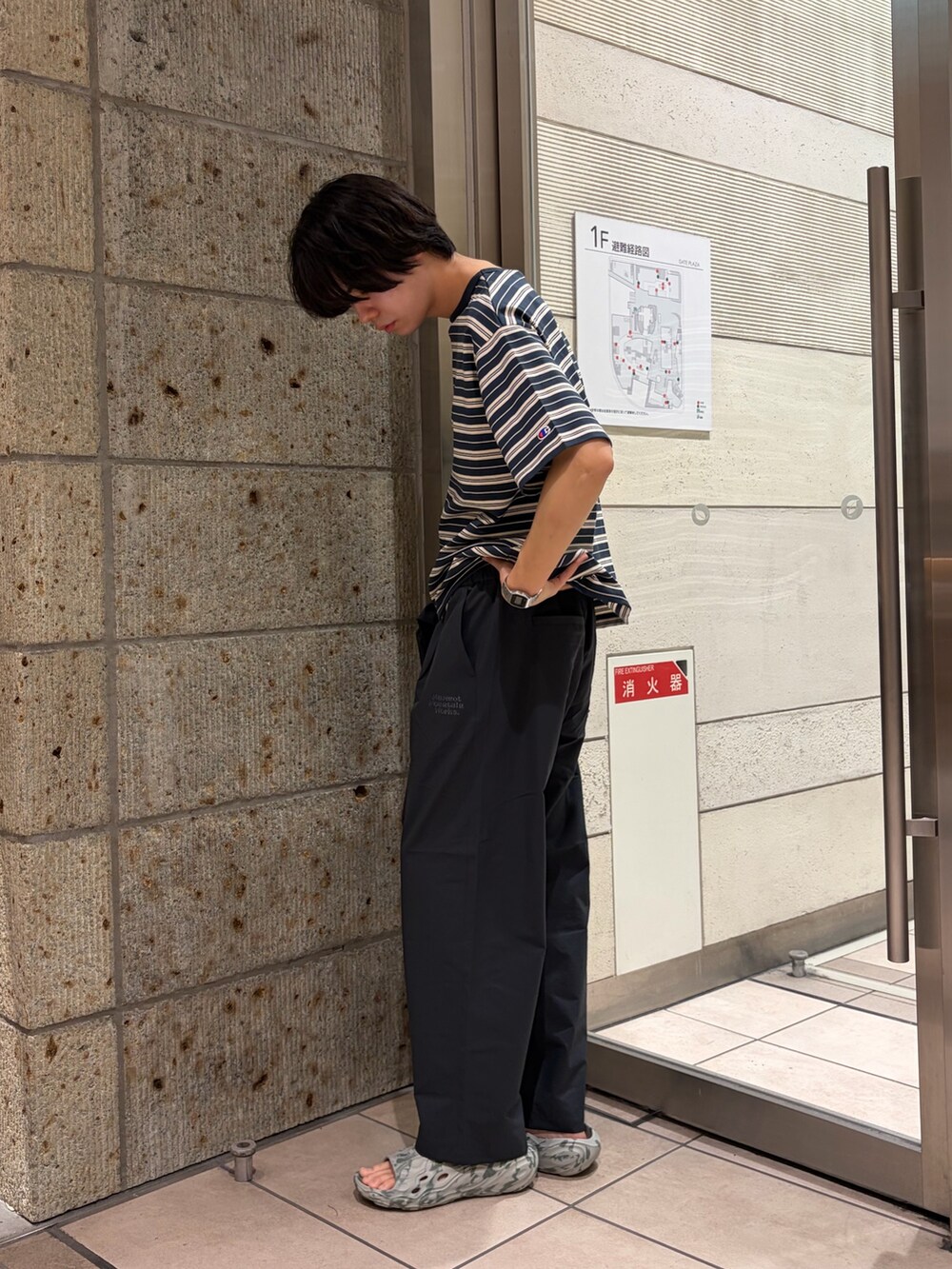 ブルー系のその他パンツ、ブルー系のノーカラージャケット、ブルー系のTシャツ/カットソーを着用したメンズの春コーディネートの6枚目の写真