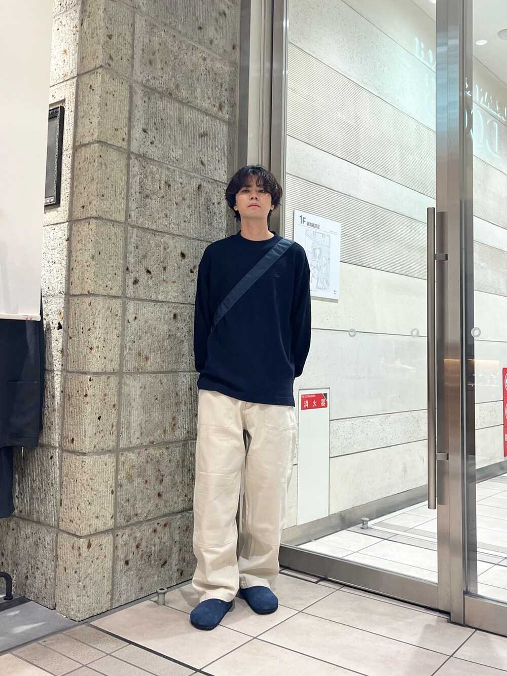 ブルー系のショルダーバッグ、グレー系のTシャツ/カットソー、ホワイト系のその他パンツを着用したメンズの秋コーディネートの2枚目の写真