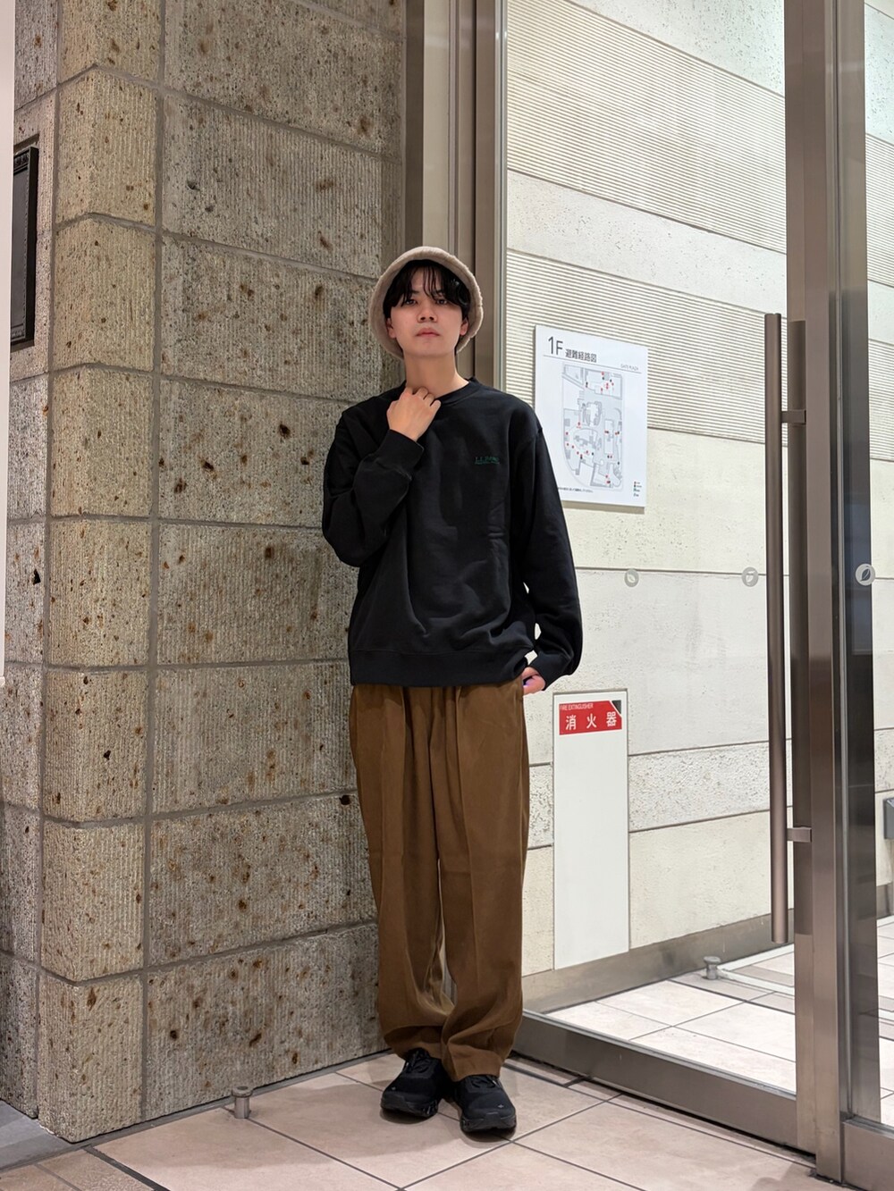 ブラック系のスウェット、ベージュ系のその他パンツ、ブラック系のスニーカーを着用したメンズの冬コーディネートの2枚目の写真