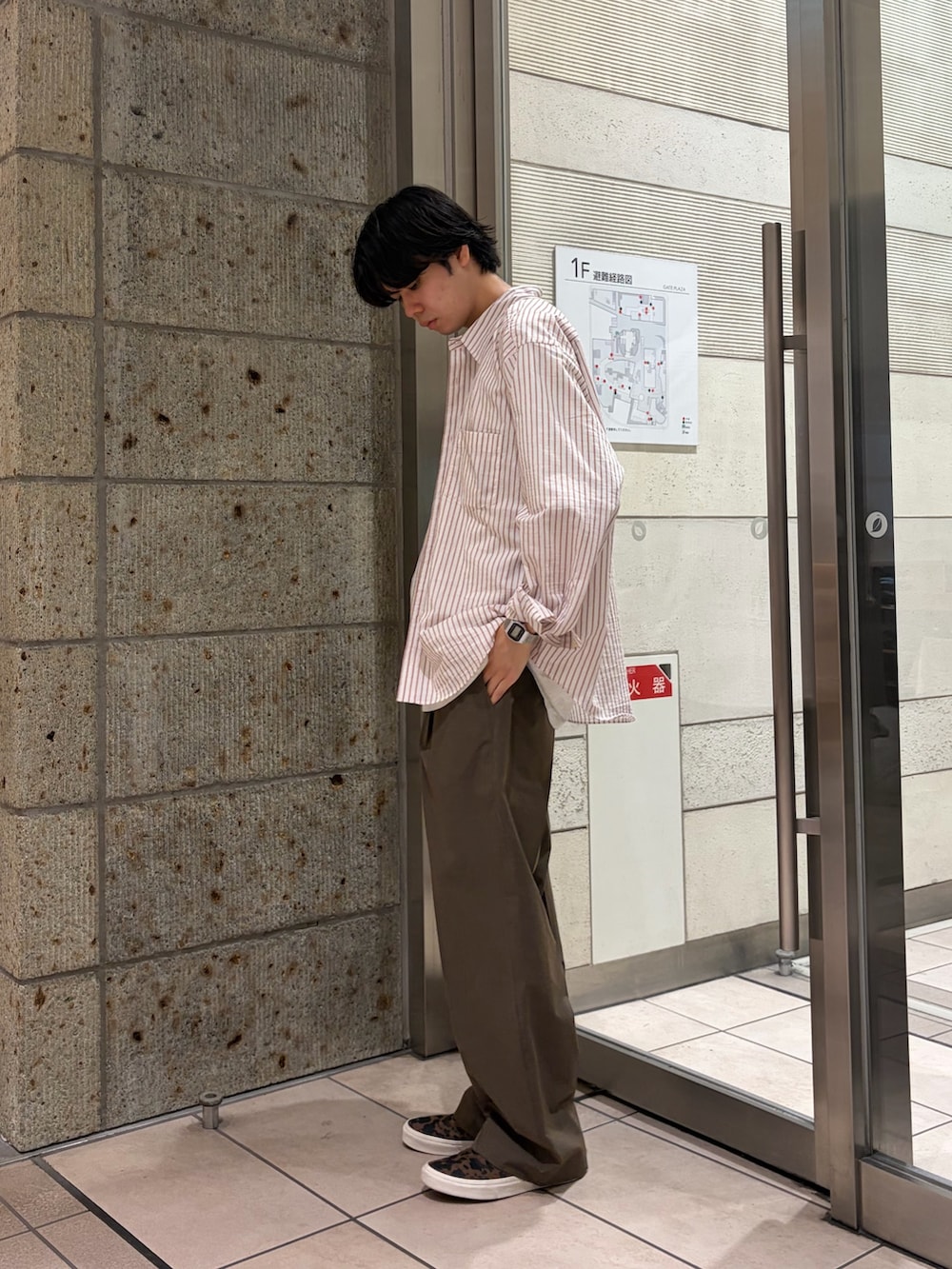 レッド系のシャツ/ブラウス、グレー系のTシャツ/カットソー、ブラウン系のその他パンツを着用したメンズの夏コーディネートの3枚目の写真