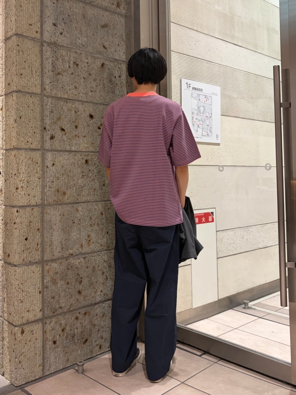 グレー系のその他アウター、グリーン系のTシャツ/カットソー、ブラウン系のスニーカーを着用したメンズの春コーディネートの7枚目の写真