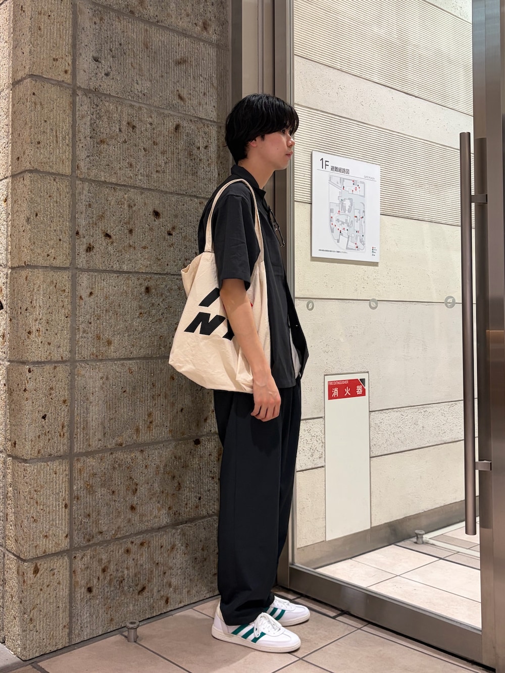 グレー系のTシャツ/カットソー、グレー系のシャツ/ブラウス、グレー系のその他パンツを着用したメンズの春コーディネートの7枚目の写真