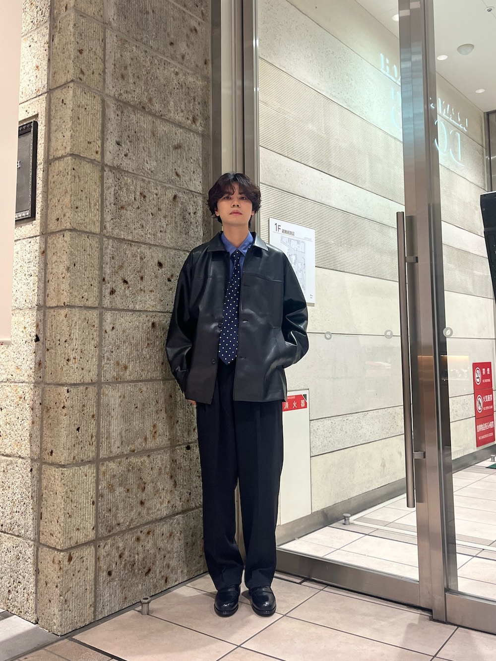 ブラック系のライダースジャケット、ブルー系のシャツ/ブラウス、その他のネクタイを着用したメンズの秋コーディネートの2枚目の写真