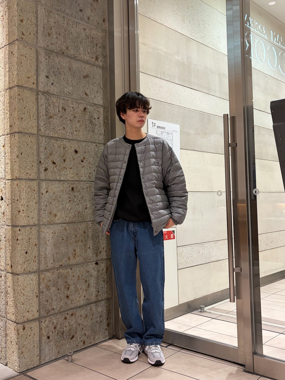 ブルー系のデニムパンツ、グレー系のスニーカー、グレー系のダウンジャケット/コートを着用したメンズの冬コーディネートの3枚目の写真