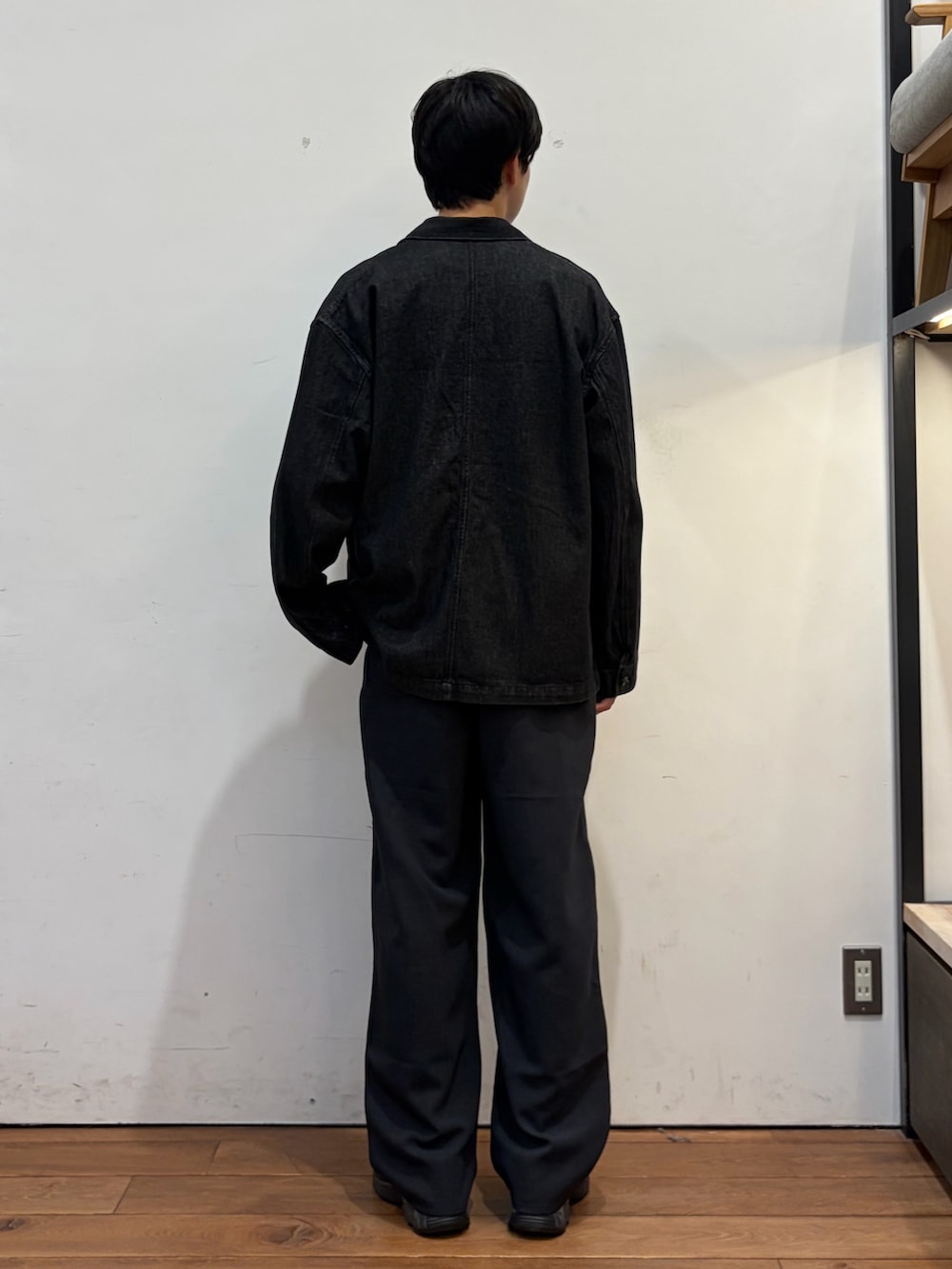ブルー系のその他パンツ、ブルー系のニット/セーター、ブラック系のデニムジャケットを着用したメンズの秋コーディネートの5枚目の写真