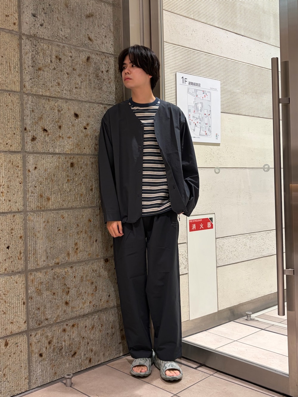 ブルー系のその他パンツ、ブルー系のノーカラージャケット、ブルー系のTシャツ/カットソーを着用したメンズの春コーディネートの2枚目の写真