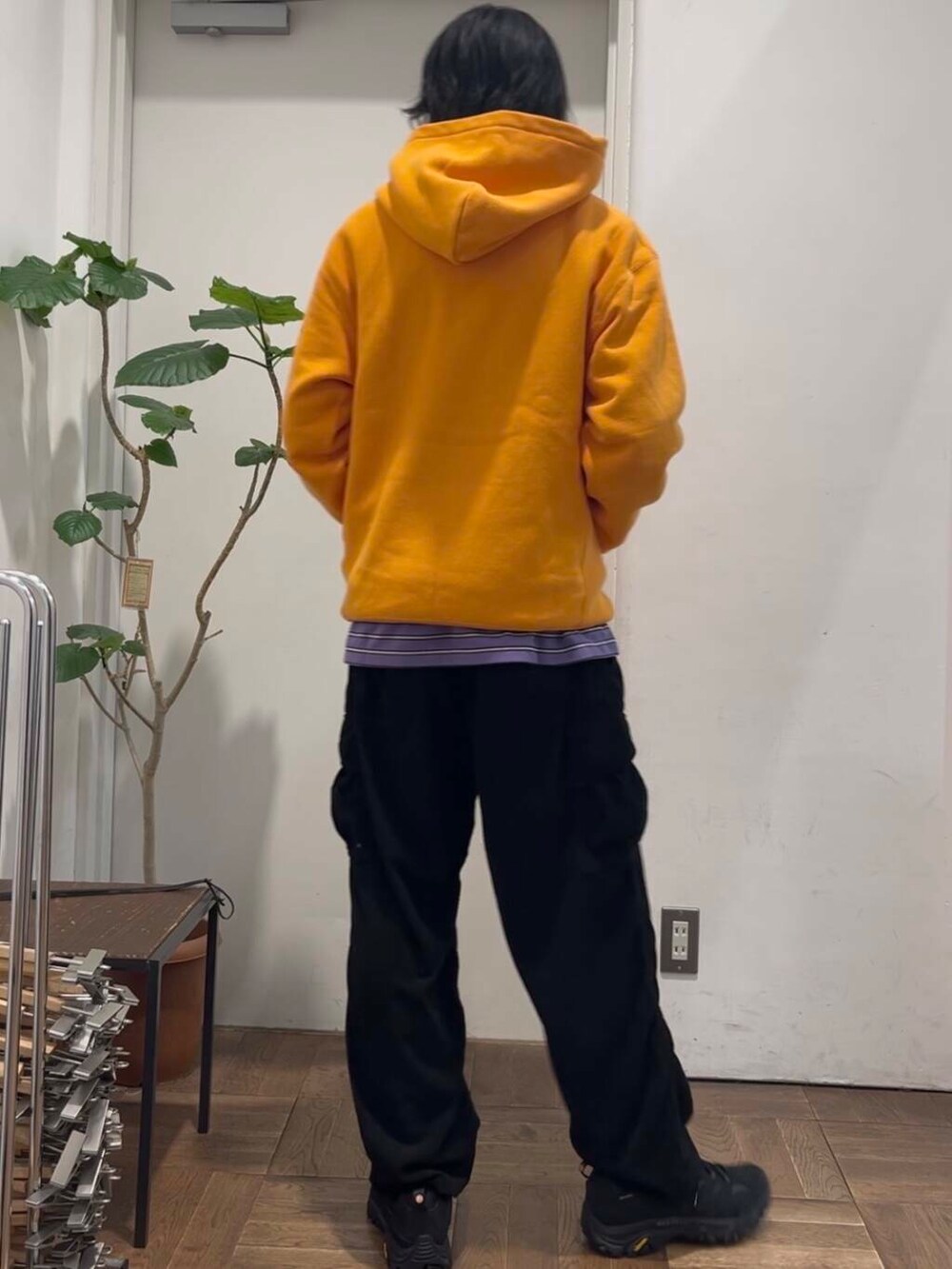パープル系のTシャツ/カットソー、オレンジ系のパーカー、ブラック系のその他パンツを着用したメンズの秋コーディネートの2枚目の写真