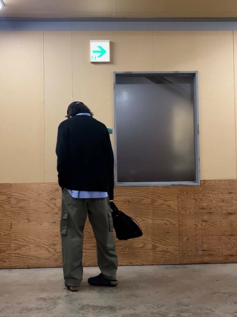 ブラック系のショルダーバッグ、ブルー系のシャツ/ブラウス、ブラック系のカーディガン/ボレロを着用したメンズの秋コーディネートの3枚目の写真