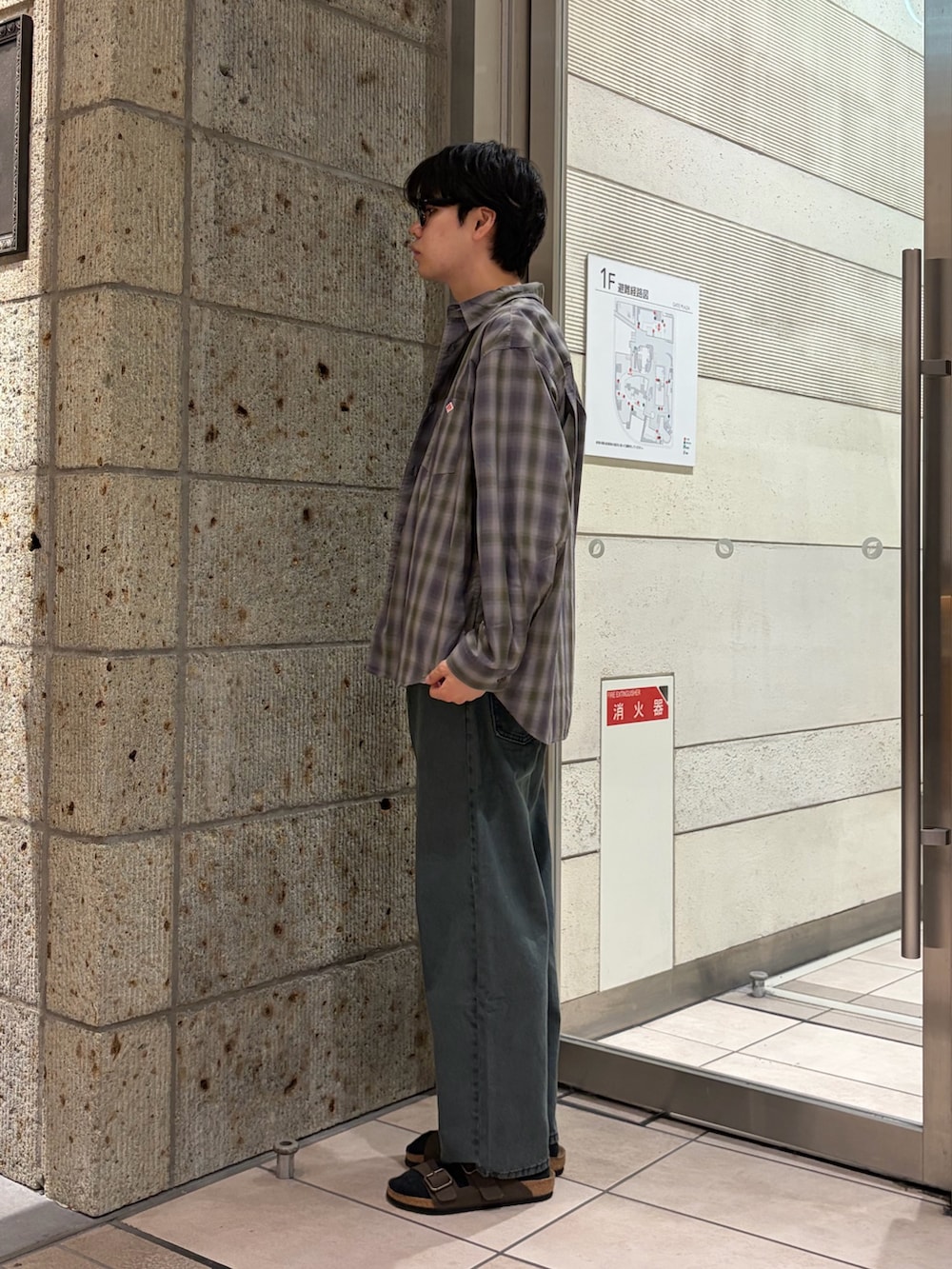 グリーン系のシャツ/ブラウス、ベージュ系のTシャツ/カットソー、ブラウン系のサンダルを着用したメンズの夏コーディネートの3枚目の写真