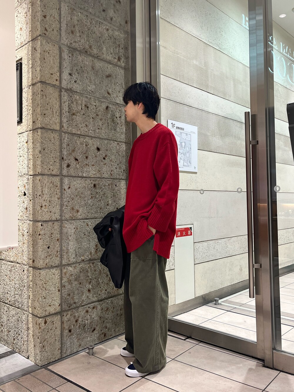 ブラック系のその他アウター、レッド系のニット/セーターを着用したメンズの秋コーディネートの4枚目の写真