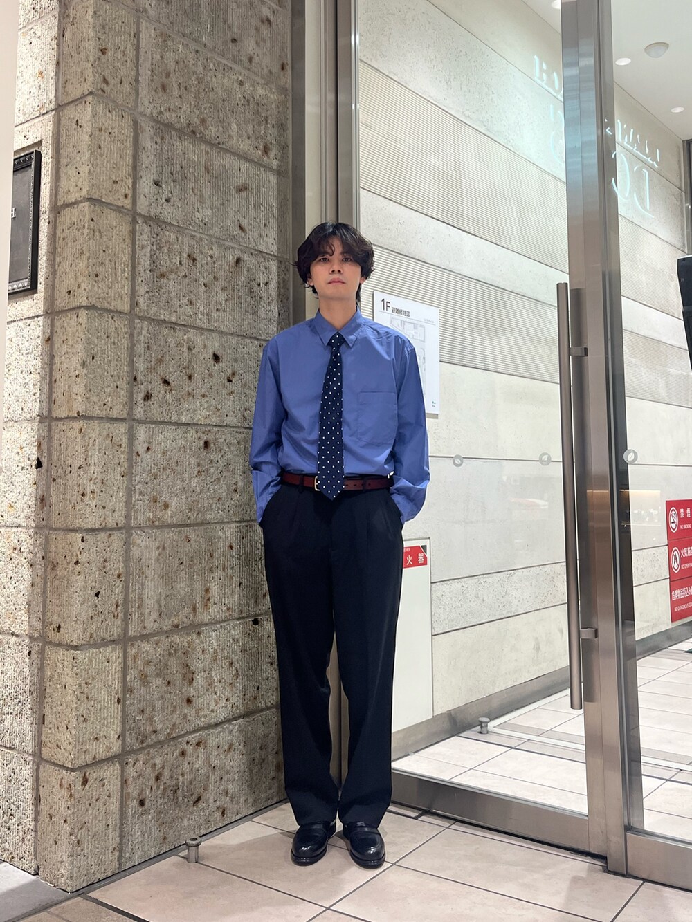 ブラック系のライダースジャケット、ブルー系のシャツ/ブラウス、その他のネクタイを着用したメンズの秋コーディネートの6枚目の写真