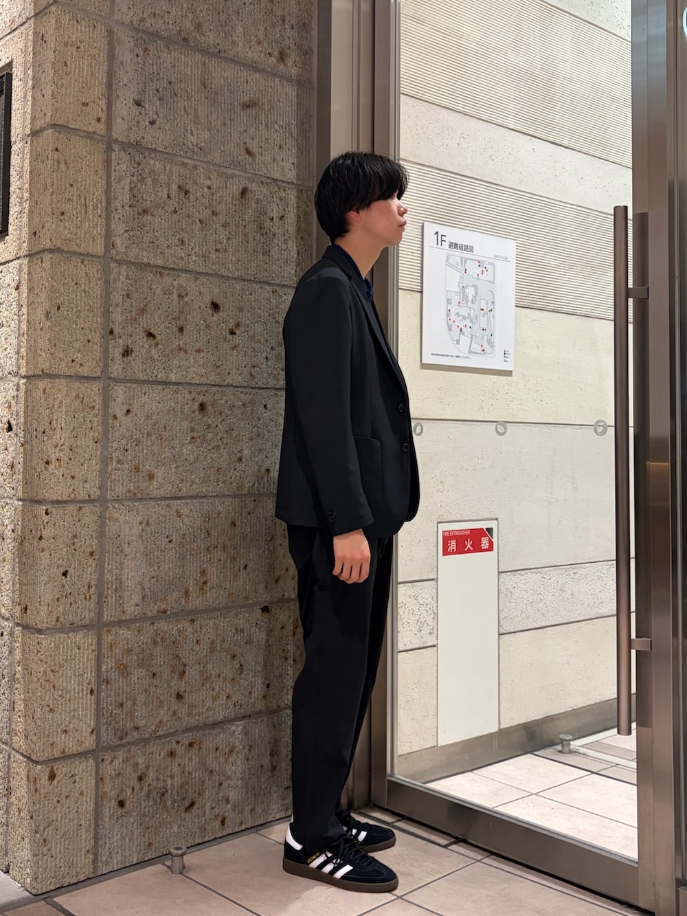 ブルー系のその他アウター、ブルー系のニット/セーター、ブラック系のその他パンツを着用したメンズの春コーディネートの4枚目の写真