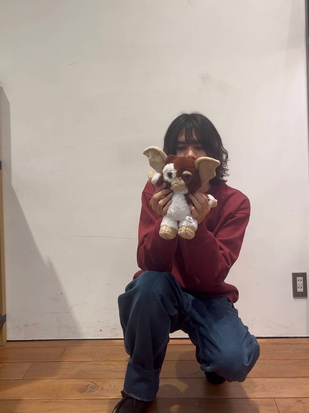 レッド系のスウェット、その他のおもちゃを着用したメンズの冬コーディネートの2枚目の写真