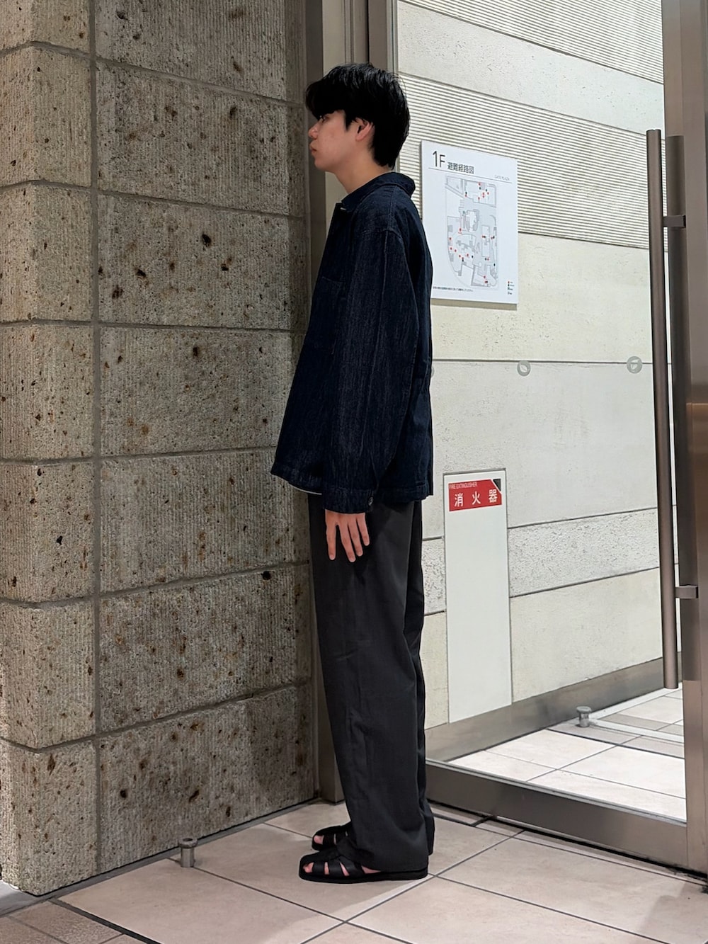 ブルー系のデニムジャケット、グレー系のTシャツ/カットソー、グレー系のその他パンツを着用したメンズの夏コーディネートの3枚目の写真