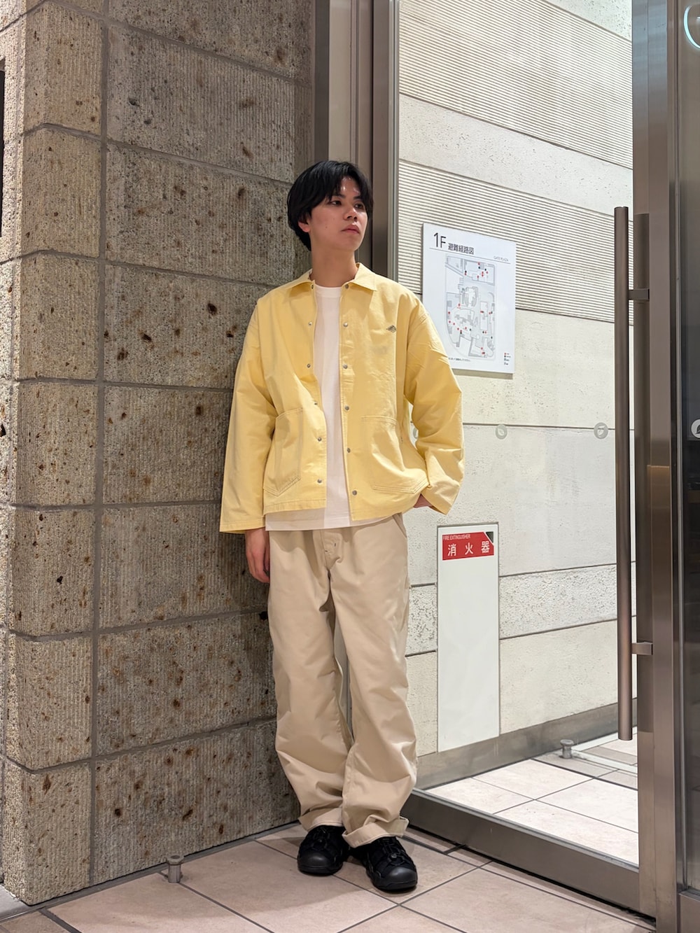 ホワイト系のTシャツ/カットソー、ホワイト系のその他パンツ、ブラック系のサンダルを着用したメンズの春コーディネートの2枚目の写真