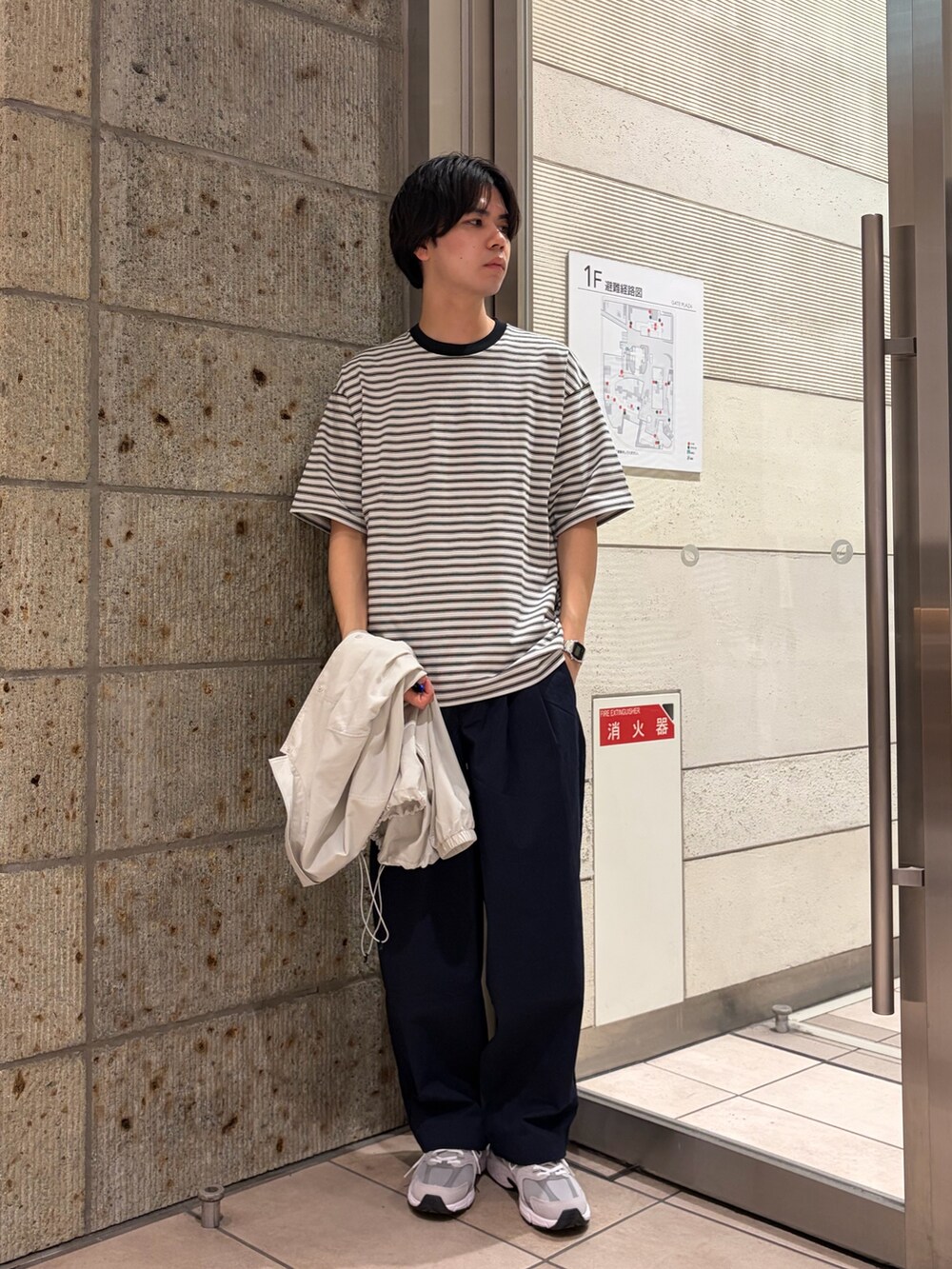 ホワイト系のTシャツ/カットソー、ホワイト系のその他アウター、ブルー系のその他パンツを着用したメンズの春コーディネートの5枚目の写真