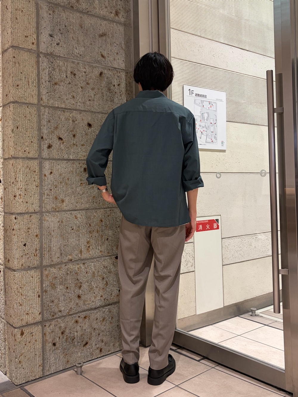 グリーン系のカバーオール、ベージュ系のその他パンツ、ブラック系のドレスシューズを着用したメンズの春コーディネートの4枚目の写真