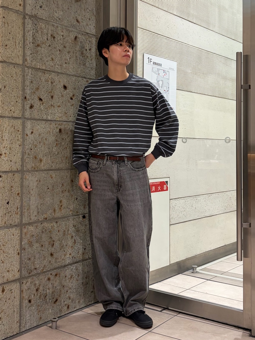 グレー系のTシャツ/カットソー、ブラック系のデニムパンツを着用したメンズの夏コーディネートの3枚目の写真
