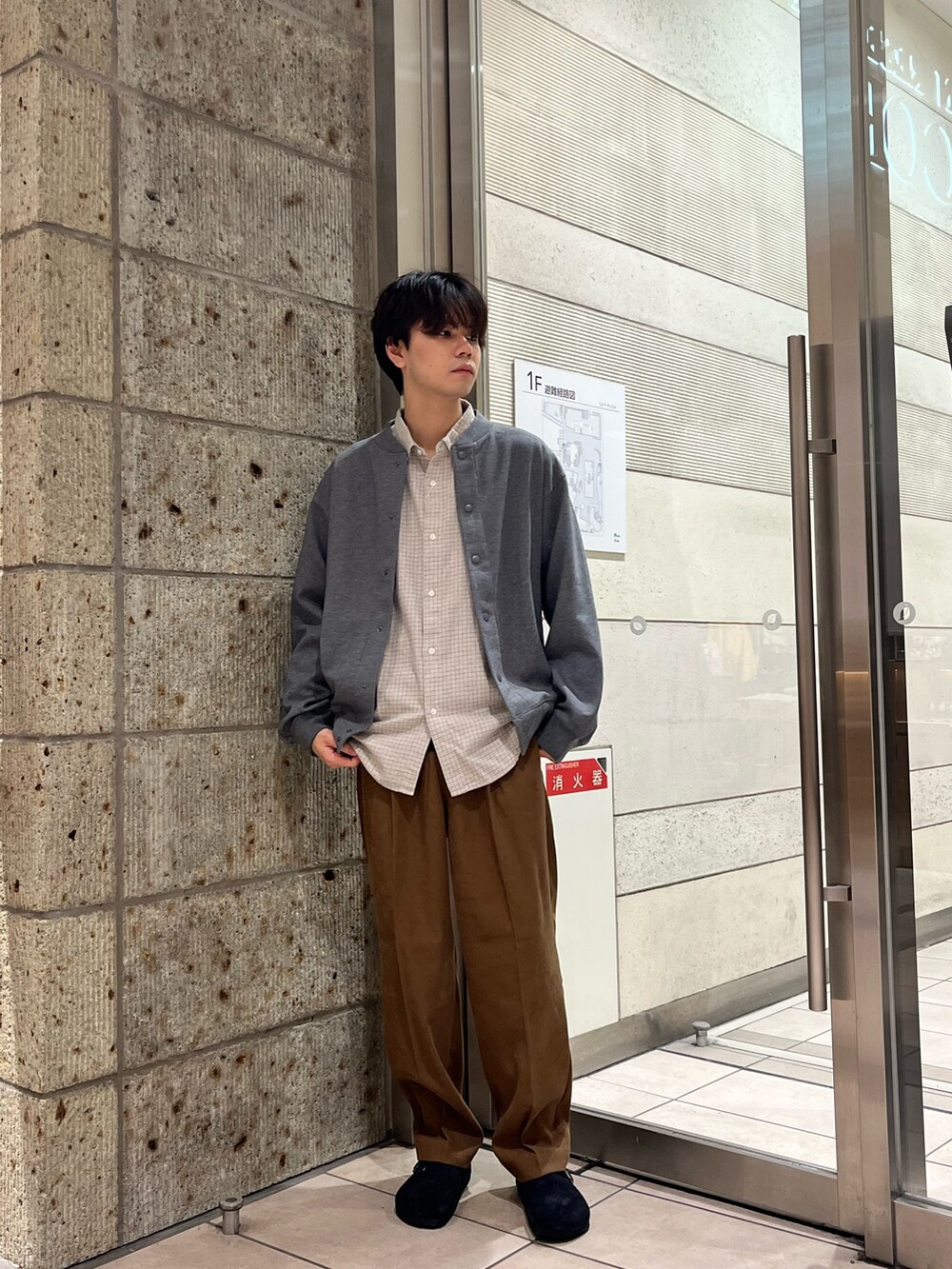 グレー系のカーディガン/ボレロ、ホワイト系のシャツ/ブラウス、ベージュ系のその他パンツを着用したメンズの秋コーディネートの3枚目の写真