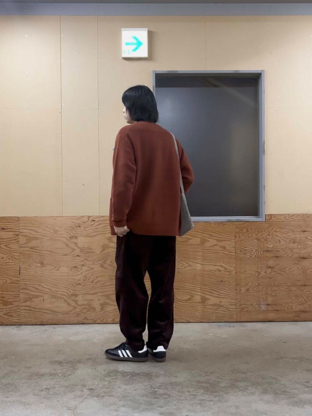 ブラウン系のその他パンツ、ブラック系のスニーカー、ブラウン系のシャツ/ブラウスを着用したメンズの秋コーディネートの3枚目の写真