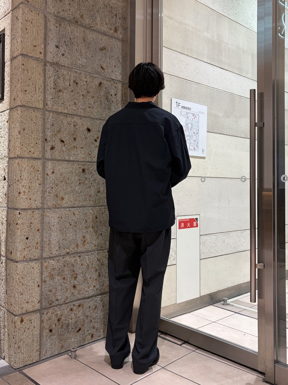 ブルー系のカバーオール、ホワイト系のTシャツ/カットソー、グレー系のその他パンツを着用したメンズの春コーディネートの5枚目の写真