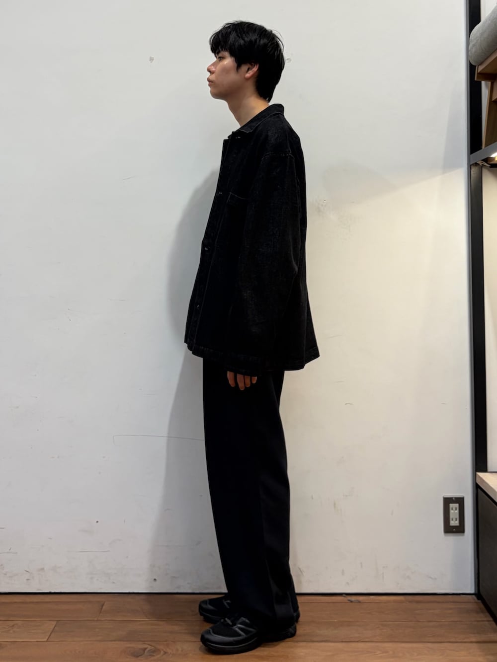 ブルー系のその他パンツ、ブルー系のニット/セーター、ブラック系のデニムジャケットを着用したメンズの秋コーディネートの4枚目の写真