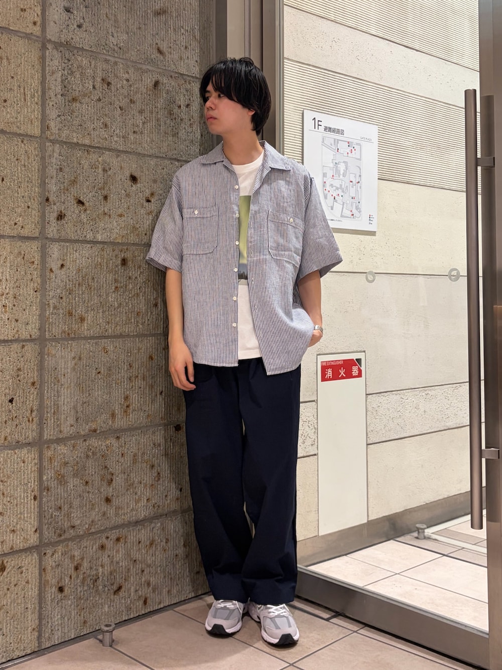 ブルー系のシャツ/ブラウス、ホワイト系のTシャツ/カットソー、ブルー系のその他パンツを着用したメンズの春コーディネートの3枚目の写真